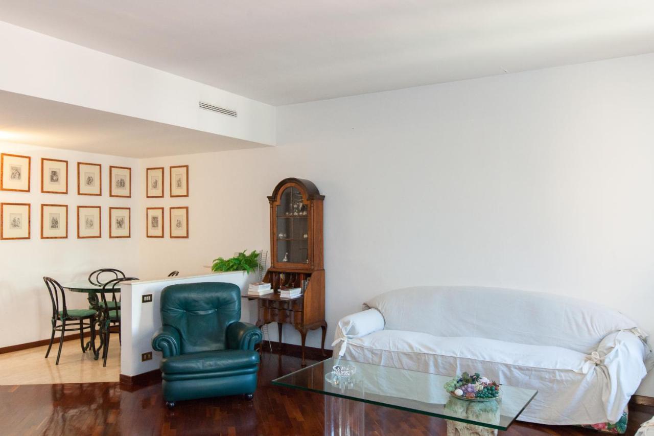 Dora Trevi Apartment